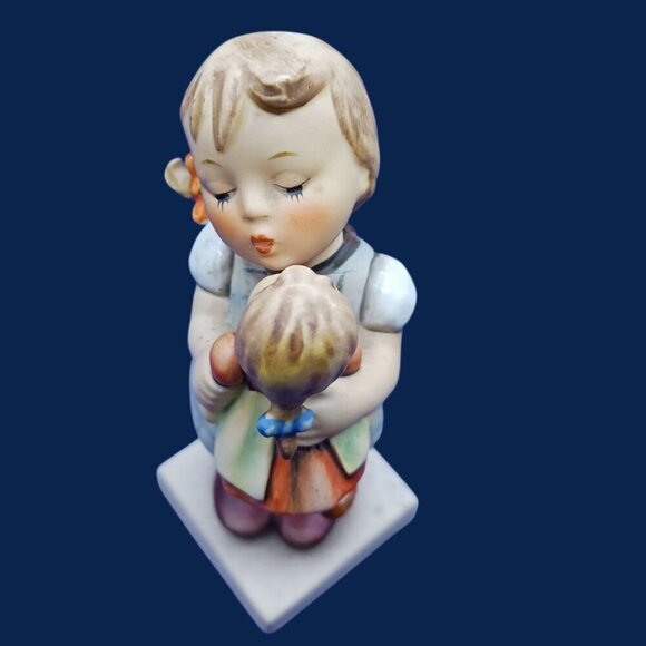Hummel Goebel Vtg Figurine "Kiss Me" Girl With Doll '6' - Picture 2 of 10